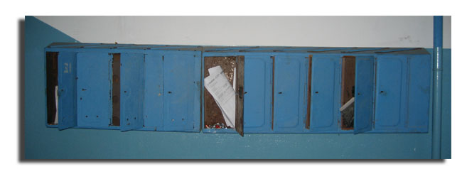 Tyypillinen postilaatikko venäläisessä rappukäytävässä.