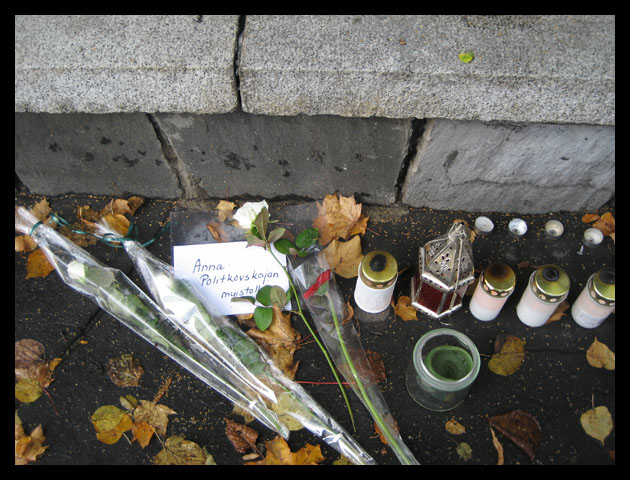 Anna Politkovskaja murhattiin Moskovassa 7.10.2006.
Kukat Ven�j�n suurl�hetyst�n portin edess�